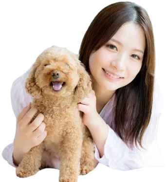 ペットと共に暮らす女性の写真