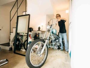 男のロマンをバイク特化賃貸で！愛車を守り室内から眺める無骨な暮らし